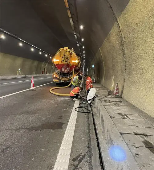 布拖隧道排水渠清淤